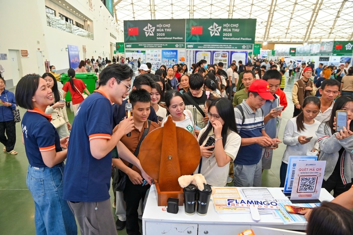 Người dân săn tour tại gian hàng Flamingo Redtours.