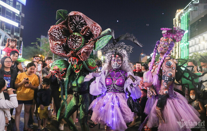 Nhiều bạn trẻ hóa trang thành những dị nhân, ma quái để vui chơi Halloween ở phố đi bộ Nguyễn Huệ. (Ảnh: Vietnamnet)