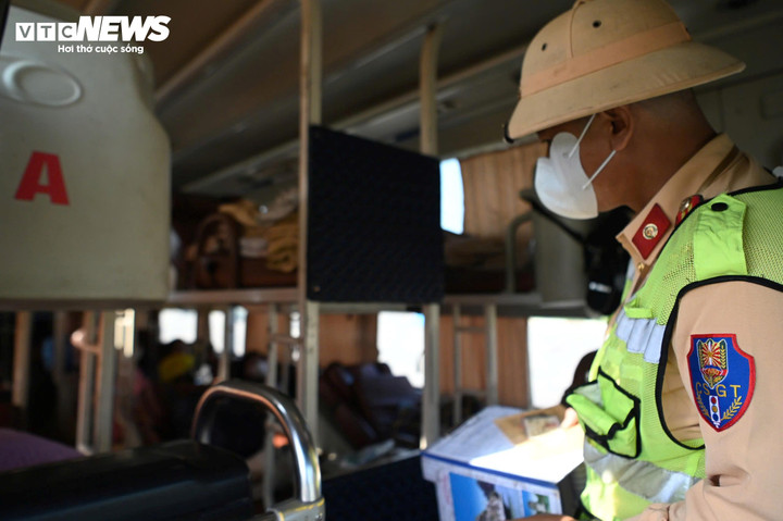 Cảnh sát giao thông kiểm tra xe khách.