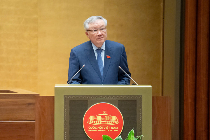 Phó Thủ tướng Thường trực Nguyễn Hòa Bình trình bày Tờ trình tóm tắt của Chính phủ về 3 dự án luật.