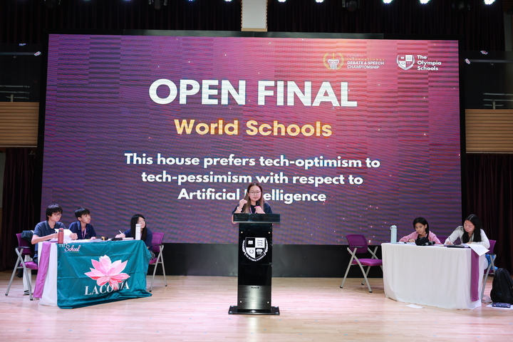 Các thí sinh tranh tài đầy kịch tính. (Ảnh nhà trường)