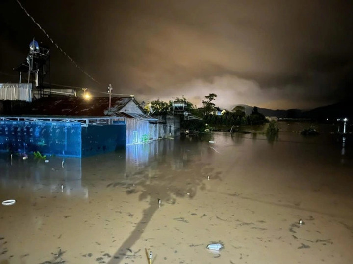 Nước lũ tiếp tục dâng cao khiến nhiều nhà dân ở thôn K' Long, xã Hiệp Thạnh, tỉnh Lâm Đồng bị ngập nặng. (Ảnh: Người dân cung cấp)