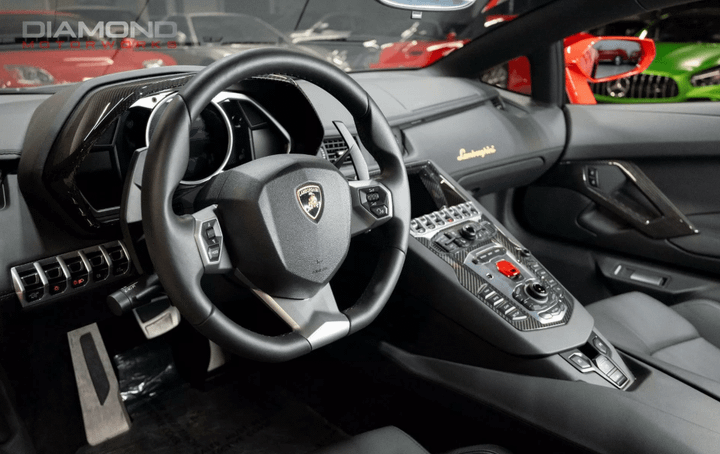 Vô lăng cùng hệ thống buồng lái được giữ nguyên như mới. (Ảnh: Carscoops)