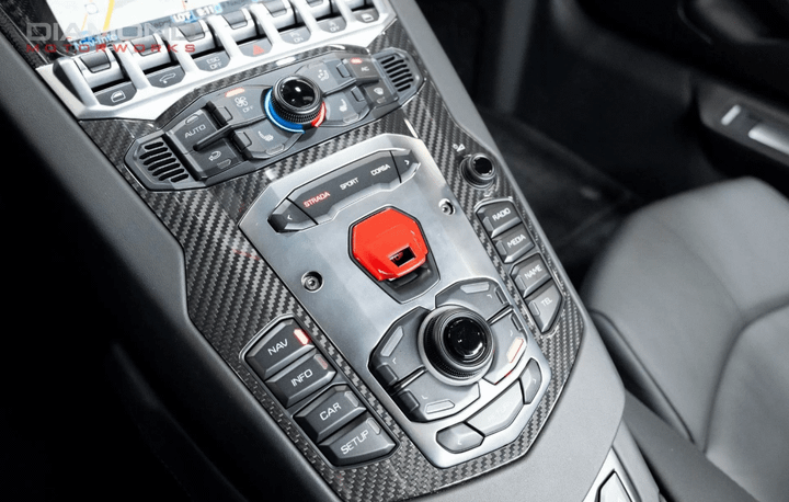 Hệ thống điều khiển khu vực buồng lái không dính một hạt bụi nào. (Ảnh: Carscoops)