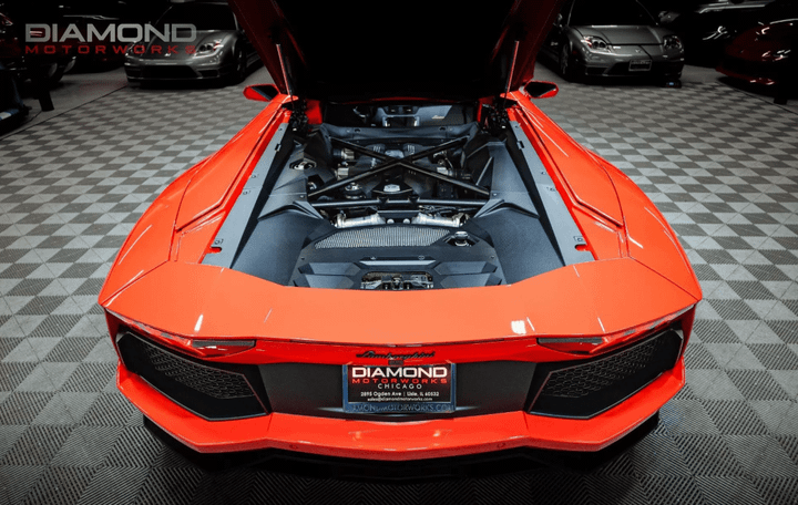 Hệ thống động cơ của xe gần như mới. (Ảnh: Carscoops)