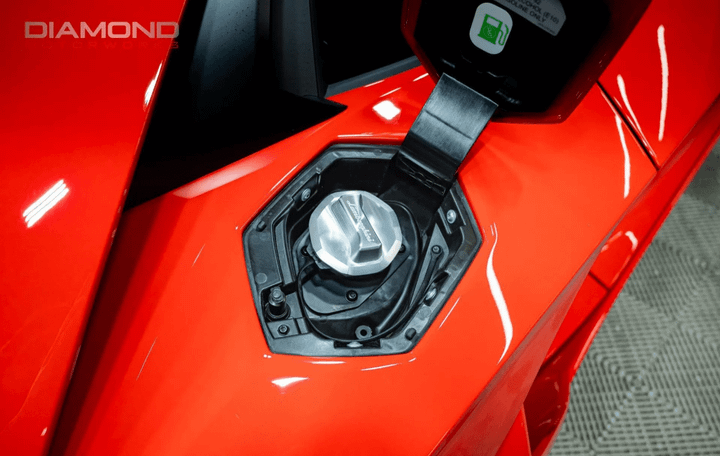 Nắp cụm bơm xăng của siêu xe cũng có logo Lamborghini trứ danh. (Ảnh: Carscoops)