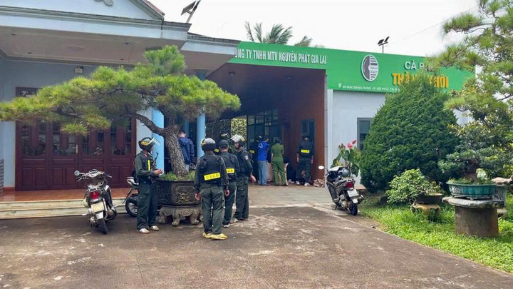 Công an tỉnh kiểm tra, khám xét các cơ sở nghi sản xuất cà phê giả của ông Võ Minh Tùng. (Ảnh: CACC)