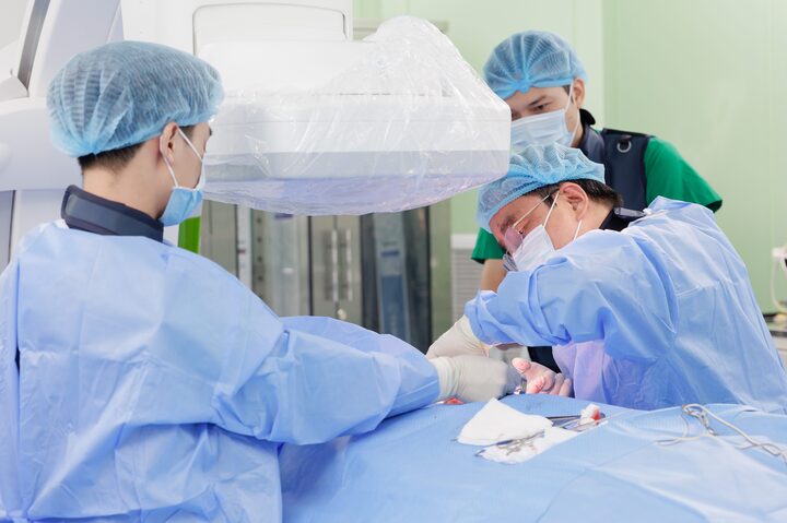 Ca phẫu thuật do TS.BS Tạ Tiến Phước trực tiếp thực hiện. (Ảnh: Thuỳ Dương)