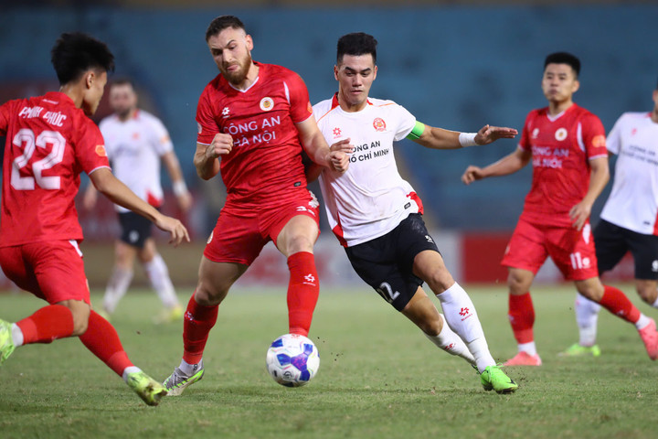 CLB Công an Hà Nội hơn bàn trong thế thiếu người. (Ảnh: Kim Chi)