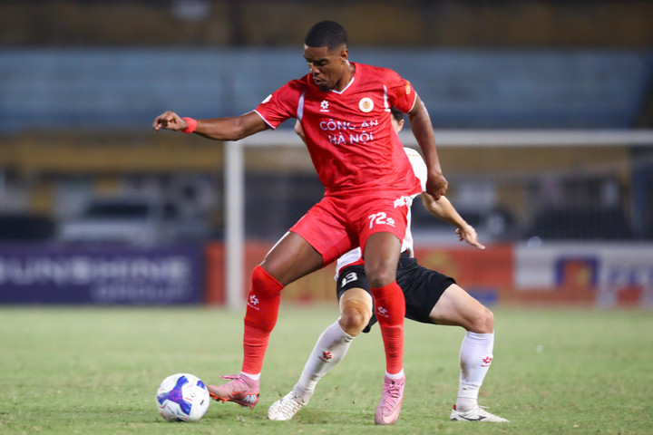 Alan làm khó hàng thủ CA TP.HCM trong những pha phản công. (Ảnh: Kim Chi)