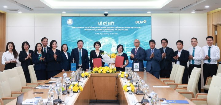 Đại diện BIDV và Cục Phòng vệ thương mại ký kết thỏa thuận hợp tác.