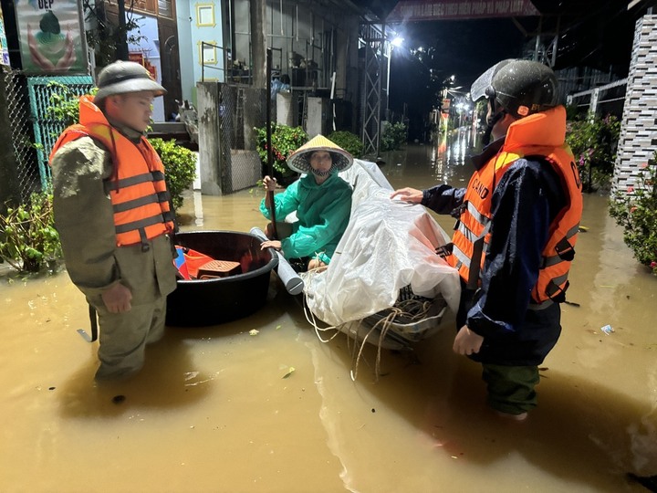 Sáng 27/10, UBND xã Thượng Đức, TP Đà Nẵng, cho biết mưa lớn khiến mực nước sông Vu Gia, Sông Côn dâng cao. Từ chiều tối 26/10, mực nước dâng cao gây ngập lụt cục bộ tại một số khu vực trên địa bàn xã. Lực lượng Công an, Quân sự xã đã hỗ trợ sơ tán người dân, nâng cao, di dời tài sản của người dân đến nơi an toàn.