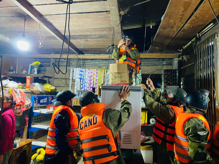 Từ chiều tối 26/10, mực nước dâng cao gây ngập lụt cục bộ tại một số khu vực trên địa bàn xã. Lực lượng Công an, Quân sự xã đã hỗ trợ sơ tán người dân, nâng cao, di dời tài sản của người dân đến nơi an toàn.
