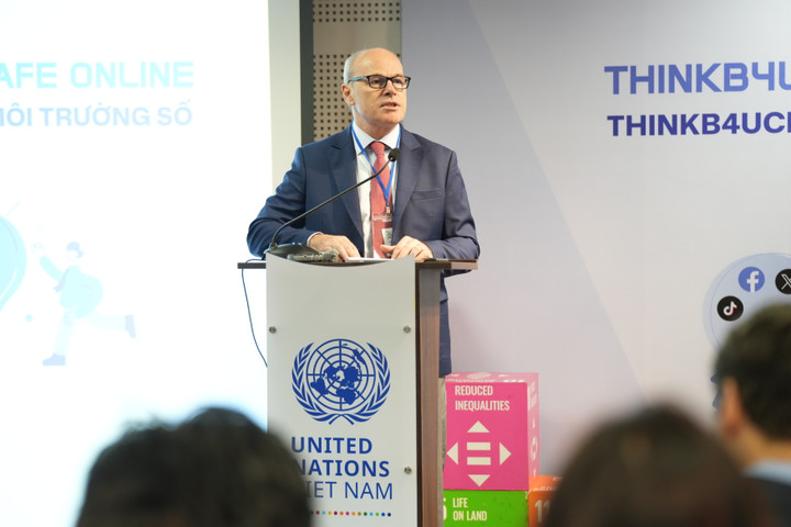 Đại sứ Canada tại Việt Nam Jim Nickel phát biểu tại sự kiện "ThinkB4UClick”. (Ảnh: IOM)