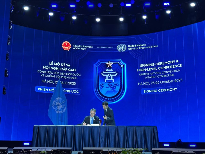 Ông Olivier Onidi, Phó Tổng cục trưởng Tổng cục di cư và nội vụ Ủy ban châu Âu thay mặt EU ký Công ước Liên hợp quốc về Chống Tội phạm mạng.