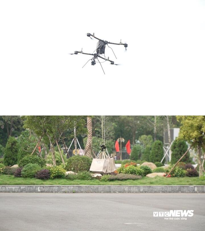 Drone Hera trình diễn khả năng vận tải. (Ảnh: Nguyễn Trung)