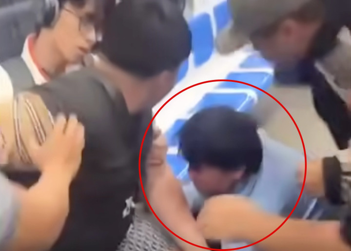 Bảo vệ Metro bị hành hung sau khi nhắc nhở hành khách. (Ảnh: Cắt từ clip)