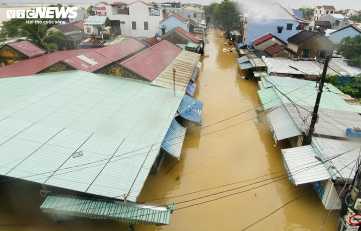 Lũ lên nhanh trên các sông khiến nhiều khu vực trên địa bàn TP Đà Nẵng ngập sâu, giao thông bị chia cắt. (Ảnh: Thanh Ba)