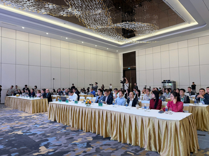 Hội thảo quy tụ các chuyên gia thương mại điện tử, doanh nghiệp xuất khẩu và tổ chức hỗ trợ kinh doanh trong và ngoài nước.
