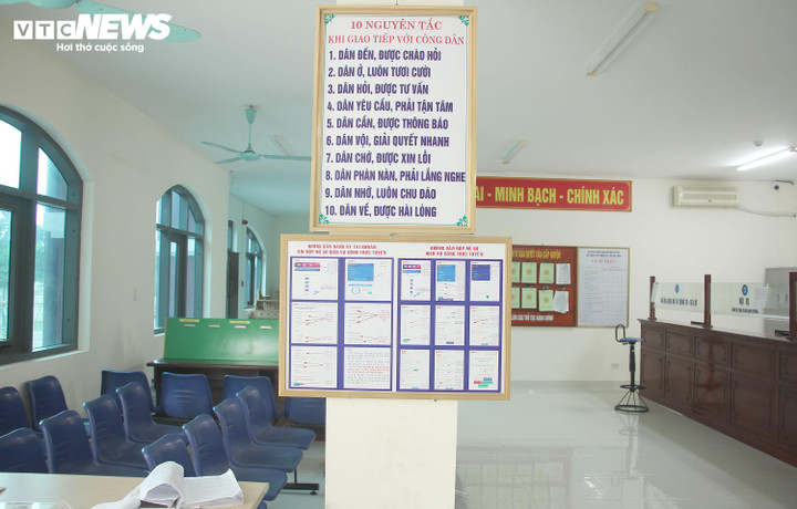 10 nguyên tắc khi cán bộ giao tiếp với Nhân dân được niêm yết công khai tại Trung tâm phục vụ hành chính công xã Vũ Thư.