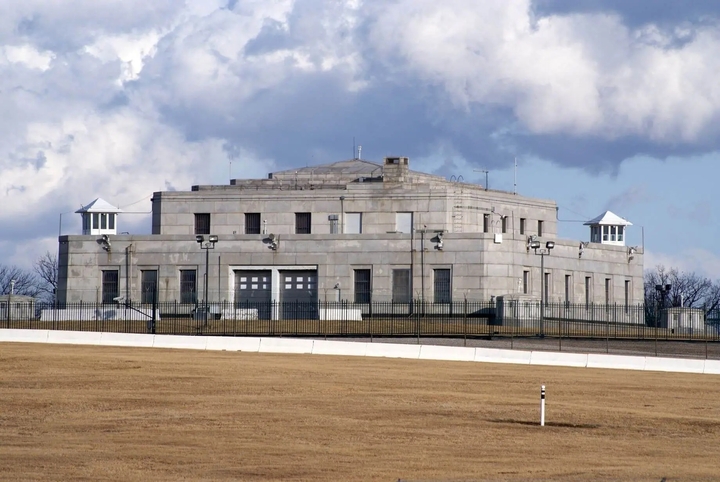 ग्रेनाइट, स्टील और प्रबलित कंक्रीट के संयोजन से निर्मित, फोर्ट नॉक्स गोल्ड वॉल्ट की संरचना लगभग अविनाशी है। बाहरी दीवारें ठोस ग्रेनाइट से बनी हैं, जबकि आंतरिक ढाँचा प्रबलित कंक्रीट और स्टील से बना है। (फोटो: गोल्ड एवेन्यू)