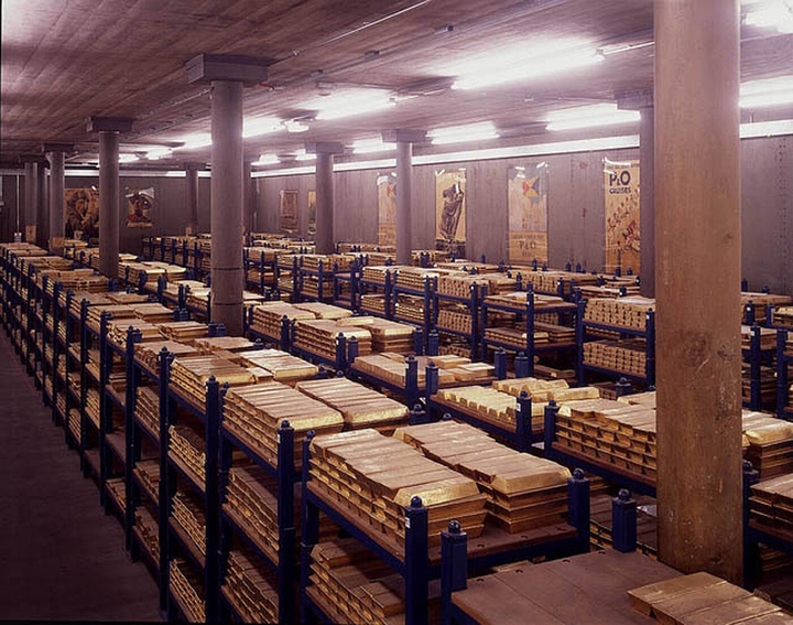 1930 के दशक में निर्मित और नौ ठोस गोदामों वाले इस स्वर्ण भंडार में वर्तमान में 400,000 से ज़्यादा सोने की छड़ें हैं, जिनका कुल वज़न लगभग 5,000 टन है। (फोटो: एलबीएमए)