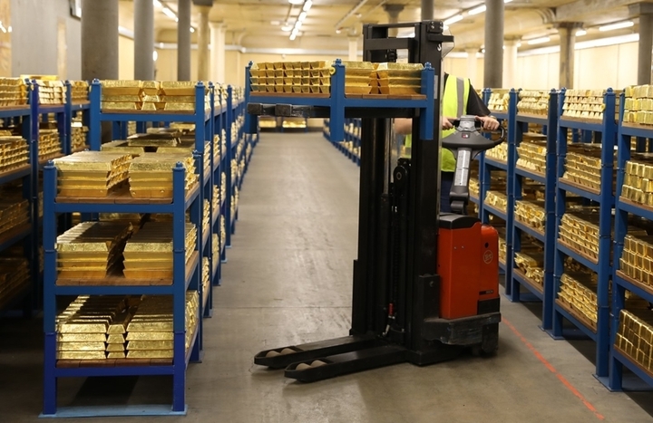 सोने की तिजोरी 27,870 वर्ग मीटर से ज़्यादा क्षेत्र में फैली हुई है, जो लगभग 10 फुटबॉल मैदानों के बराबर है। सोने की तिजोरी मज़बूत दीवारों से सुरक्षित है जो बमों का भी सामना कर सकती हैं। इसका एकमात्र प्रवेश द्वार केवल तीन 30 सेंटीमीटर लंबी चाबियों, ध्वनि पहचान और सुरक्षा की कई अन्य परतों से ही खोला जा सकता है। (फोटो: एलबीएमए)