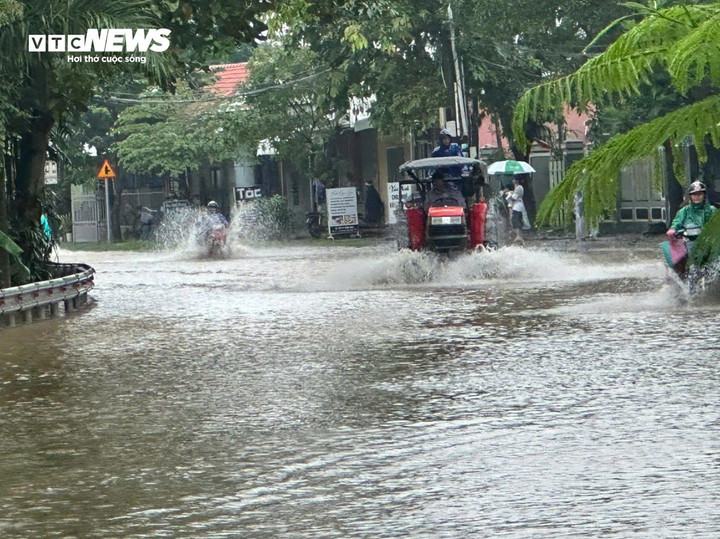Nước lũ đang cao nhấn chìm nhiều đoạn trên quốc lộ 49 đoạn qua phường Dương Nỗ (TP Huế) sáng 27/10