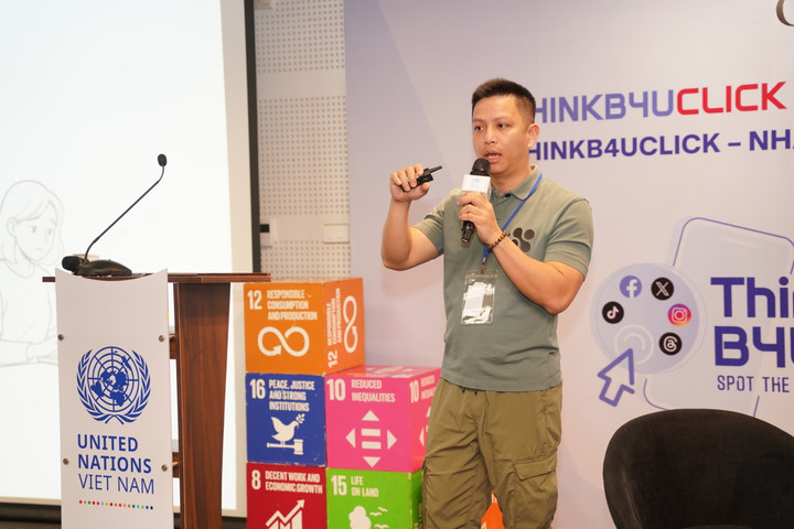 Ông Ngô Minh Hiếu (Hiếu PC) trao đổi với sinh viên về các chiêu lừa tuyển dụng xuyên biên giới, cách nhận diện và bảo vệ bản thân trước tội phạm mua bán người qua Internet. (Ảnh: IOM)