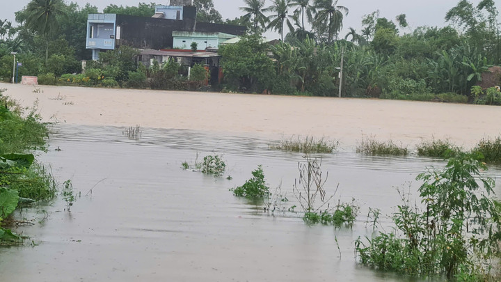 Đường dẫn vào khu dân cư chìm trong biển nước khiến việc đi lại gặp rất nhiều khó khăn.