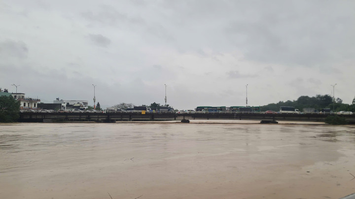 Trước tình hình các khu dân cư ngập sâu, nhiều người dân đã chủ động đưa xe ô tô lên cầu Ái Nghĩa để đảm bảo an toàn.