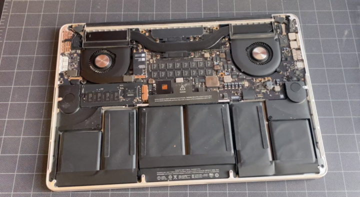Pin và các linh kiện khác bên trong một máy tính Macbook. (Nguồn: Mikesenese)