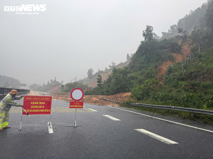 Lực lượng CSGT cắm biển cảnh báo, đồng thời điều tiết các phương tiện đi xuống quốc lộ 1A, không lên cao tốc La Sơn - Tuý Loan