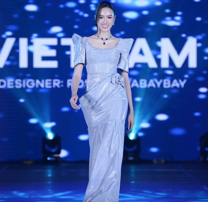 Ngoài trang phục, Trịnh Mỹ Anh còn gây ấn tượng với chiều cao nổi bật và thần thái tự tin.