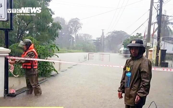 Đêm qua đến sáng nay, tại TP Huế có điểm mưa vượt 900mm, cơ quan khí tượng cũn phát đi bản tin lũ đặc biệt lớn trên các sông ở khu vực này. (Ảnh: Nguyễn Vương)