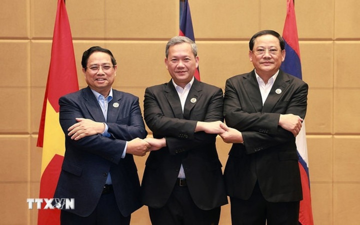Thủ tướng Phạm Minh Chính cùng Thủ tướng Campuchia Hun Manet và Thủ tướng Lào Sonexay Siphandone. (Ảnh: Dương Giang/TTXVN)