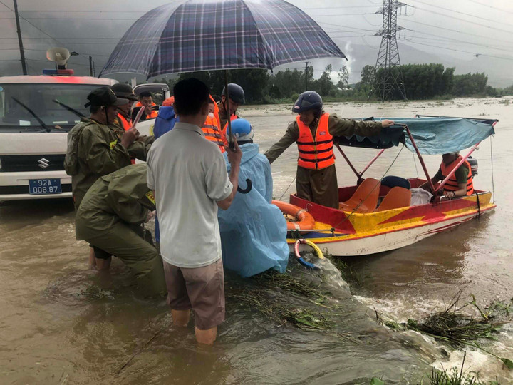 Công an lái cano vượt lũ, đưa sản phụ đi sinh. (Ảnh: C.A)