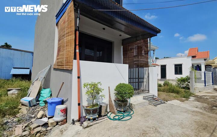 Ông Đỗ Văn Hữu đã ký hợp đồng, chuyển cọc 50 triệu đồng cho "thần đèn" Hoàng Đình Bách để di dời căn nhà 2 tầng xây trên đất của gia đình bà Loan.