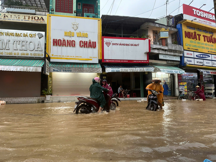 Nhiều người dân chạy xe máy đến đoạn ngập sâu đã phải quay đầu xe để tránh tình trạng chết máy.