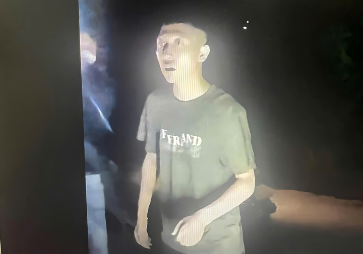 Hình ảnh nghi phạm nước ngoài đang bỏ trốn. (Ảnh: Công an phường Đông Kinh)