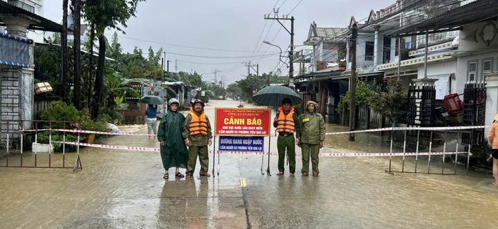 Theo Công an xã Đại Lộc, do ảnh hưởng của mưa lớn và các thủy điện xả lũ, trên địa bàn xã hiện có 7 điểm ngập lụt sâu, nguy hiểm. Công an xã đã triển khai lực lượng chốt chặn, đặt rào chắn, bảng cảnh báo, dây phản quang.