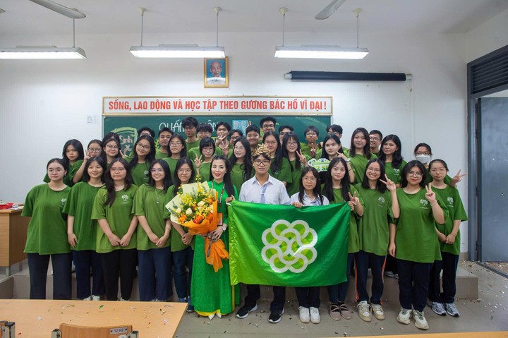 Ngày 26/10, Trần Bùi Bảo Khánh giành chiến thắng cuộc thi Đường lên đỉnh Olympia sau trận chung kết kịch tính, chỉ cách biệt 5-10 điểm với thí sinh về nhì và ba. Như vậy, sau 25 năm với 6 lần vào chung kết, Trường THPT chuyên Hà Nội - Amsterdam mới có đại diện thứ hai vô địch Đường lên đỉnh Olympia. Trước Bảo Khánh, năm 2010 có em Phan Minh Đức trở thành quán quân. Bảo Khánh cho hay đây là món quà ý nghĩa em muốn dành tặng trường nhân dịp 40 năm thành lập.