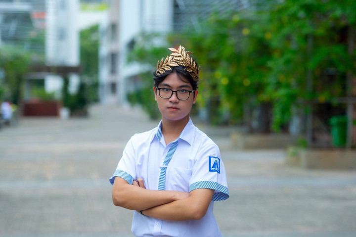 Với chiến thắng này, nam sinh được trao giải thưởng trị giá 50.000 USD (khoảng 1,3 tỷ đồng) nếu em đi du học. Tuy nhiên, Bảo Khánh cho biết em chưa quyết định sẽ học trong hay ngoài nước. “Chiến thắng của Bảo Khánh là nguồn động viên, truyền nguồn cảm hứng với các thế hệ học sinh, hướng tới việc học toàn diện, học đam mê, cố gắng trở thành những con người hiểu biết”, Hiệu trưởng Trường THPT Chuyên Hà Nội – Amsterdam nói.