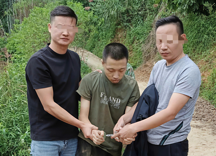 Nghi phạm cuối cùng bị bắt khi đang lẩn trốn trong rừng.
