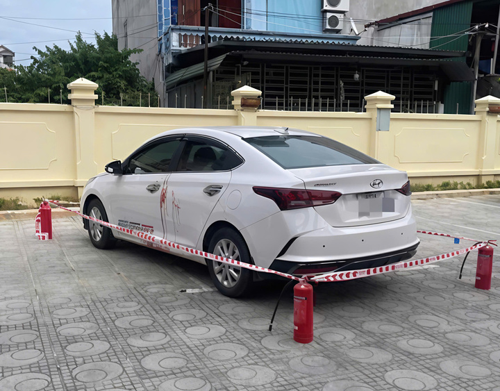 Chiếc taxi nhóm hung thủ nước ngoài định cướp.