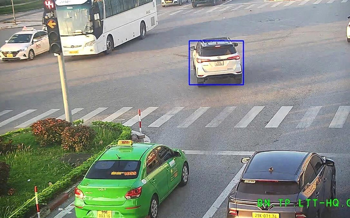 Ô tô vượt đèn đỏ tại ngã tư Lý Thái Tổ- Huyền Quang, Bắc Ninh. (Ảnh: Công an Bắc Ninh)