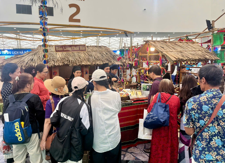 Bản làng Thái Hải mang cả mô hình nhà sàn xuống hội chợ. (Ảnh: Hoàng Dung).