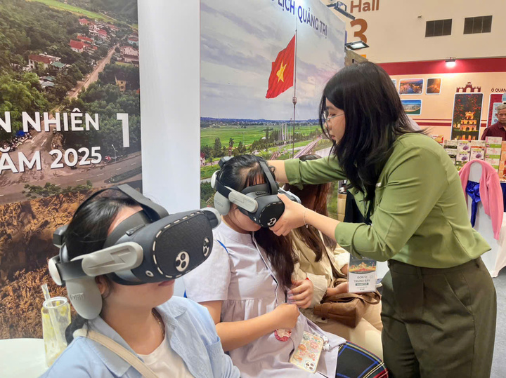 Bà Nhiên hướng dẫn du khách đeo thiết bị. (Ảnh: Hoàng Dung).