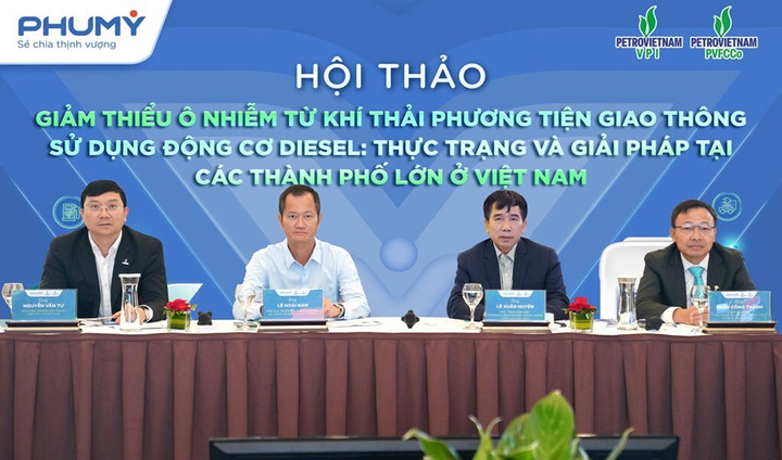 Ban điều hành hội thảo (từ trái qua phải): Tiến sĩ Nguyễn Văn Tư - Phó Viện trưởng phụ trách VPI; ông Lê Hoài Nam, Phó Cục trưởng Cục Môi trường - Bộ Nông nghiệp và Môi trường; Phó Tổng Giám đốc Petrovietnam Lê Xuân Huyên; Tổng Giám đốc PVFCCo Pham Công Thành.