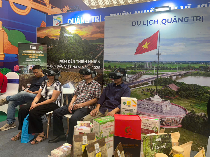 Du khách trải nghiệm công nghệ thực tế ảo và được thăm con đường Trường Sơn huyền thoại. (Ảnh: Hoàng Dung).